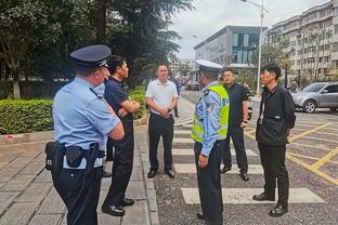 回老家了？吉诺比利来到阿根廷港口城市雷卡拉达 晒出灯塔照